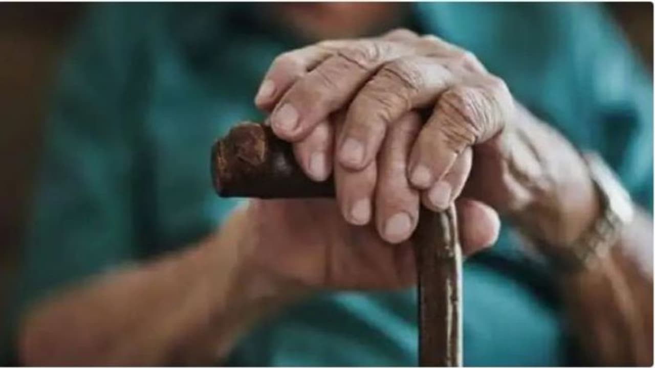 शर्मनाक! लकवाग्रस्त बुजुर्ग को नहीं देते थे खाना पानी और दवा, बहू बेटा, उसका साला और दोस्त करते थे घिनौनी हरकत शर्मनाक! लकवाग्रस्त बुजुर्ग को नहीं देते थे खाना पानी और दवा, बहू बेटा, उसका साला और दोस्त करते थे घिनौनी हरकत