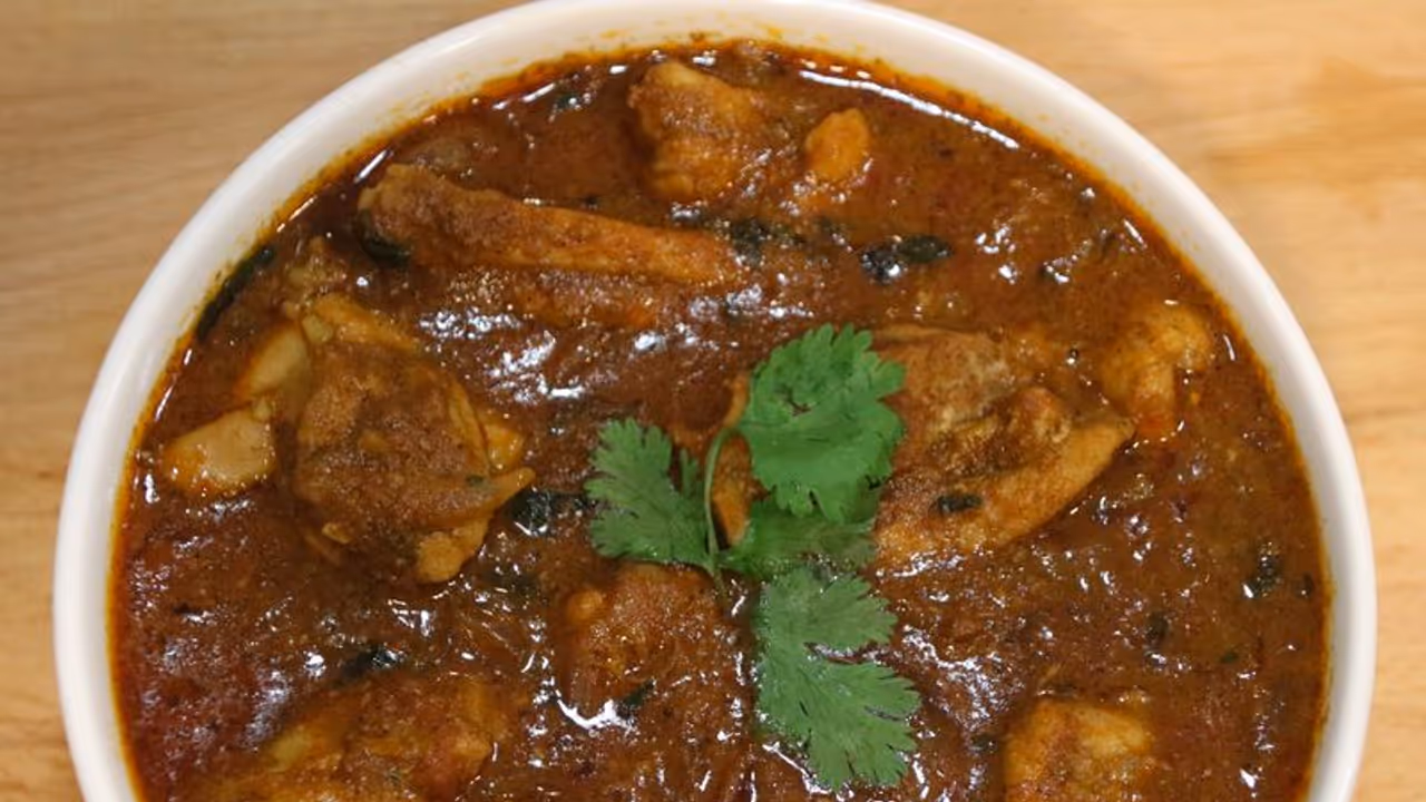 చికెన్ వండమంటే వంకాయ వండిందని.. భార్యమీద గొడ్డలితో దాడిచేసిన భర్త... చికెన్ వండమంటే వంకాయ వండిందని.. భార్యమీద గొడ్డలితో దాడిచేసిన భర్త...