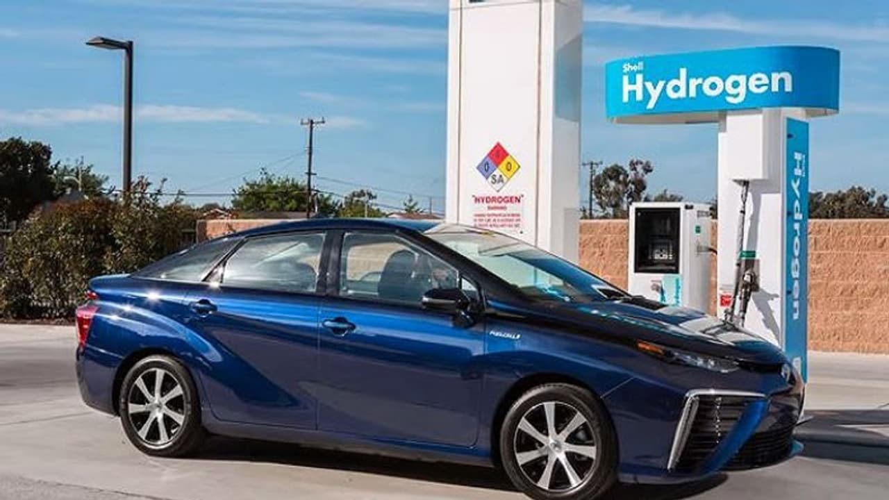 Toyota Mirai:భారతీయ రోడ్లపై ప్రపంచంలోనే మొట్టమొదటి అత్యంత లేటెస్ట్ హైడ్రోజన్ కార్.. టెయిల్ పైప్ల నుండి నీటిని Toyota Mirai:భారతీయ రోడ్లపై ప్రపంచంలోనే మొట్టమొదటి అత్యంత లేటెస్ట్ హైడ్రోజన్ కార్.. టెయిల్ పైప్ల నుండి నీటిని
