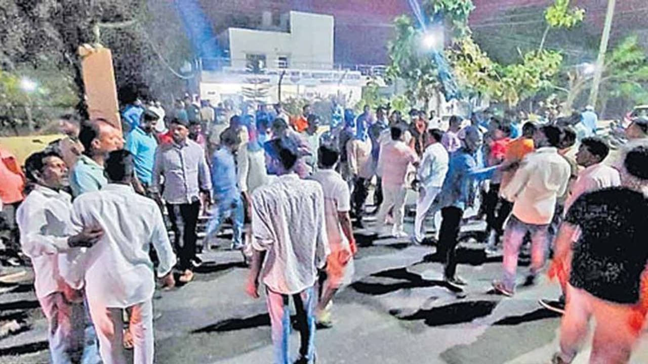 బీజేపీ టీఆర్ఎస్ ల మధ్య సోషల్ మీడియా చిచ్చు.. పోలీస్ స్టేషన్ లోనే కొట్టుకున్న కార్యకర్తలు ! బీజేపీ టీఆర్ఎస్ ల మధ్య సోషల్ మీడియా చిచ్చు.. పోలీస్ స్టేషన్ లోనే కొట్టుకున్న కార్యకర్తలు !