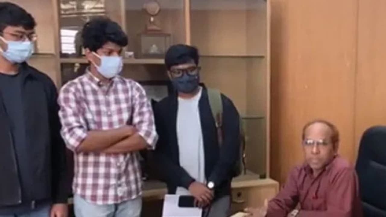 भोपाल लॉ यूनिवर्सिटी से चौंकाने वाला खुलासा: 200 से ज्यादा छात्राओं से गंदी हरकत कर चुके प्रोफेसर पर FIR भोपाल लॉ यूनिवर्सिटी से चौंकाने वाला खुलासा: 200 से ज्यादा छात्राओं से गंदी हरकत कर चुके प्रोफेसर पर FIR