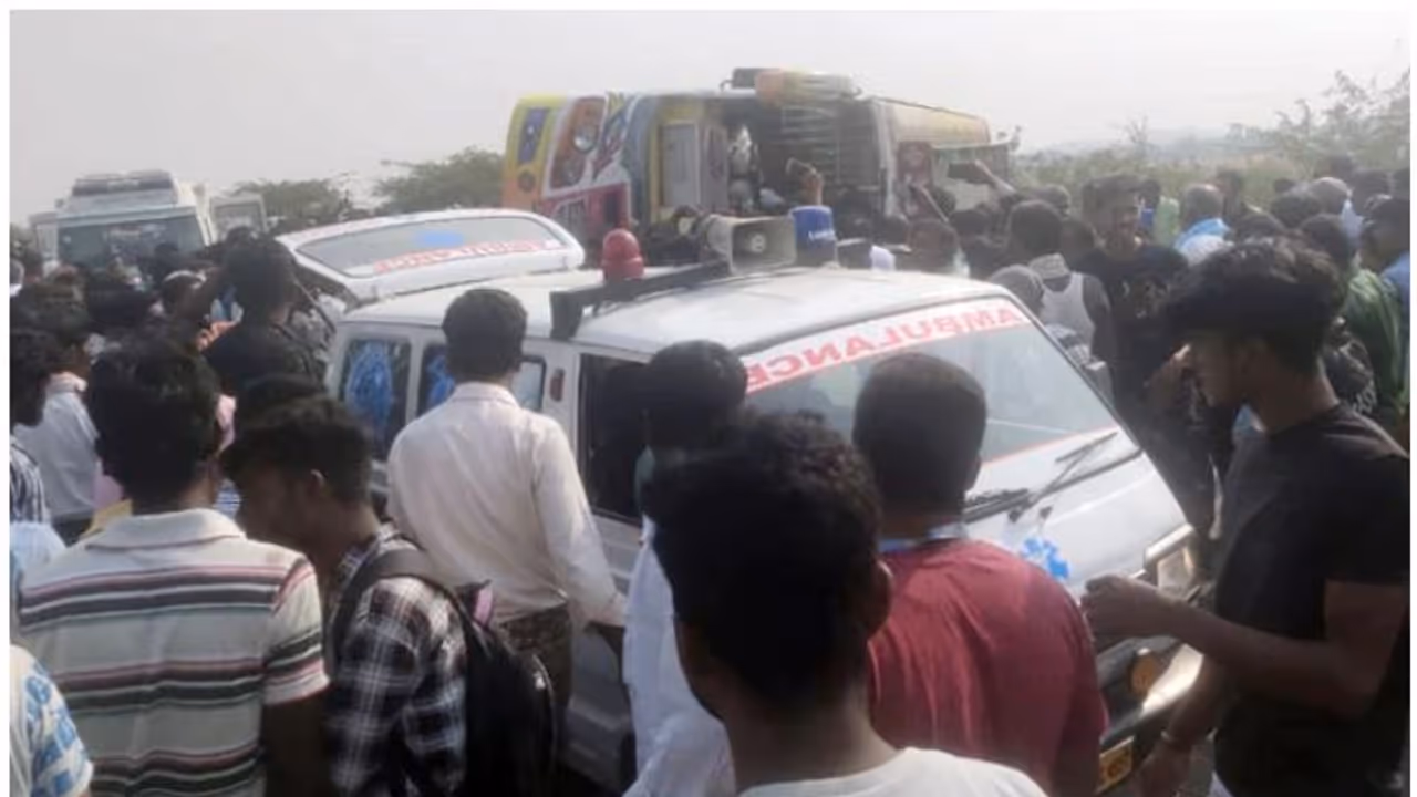 Tumkur Bus Accident ಗಾಯಾಳು ಆರೋಗ್ಯ ವಿಚಾರಿಸಿದ ಸಂಸದ, RTO ಅಧಿಕಾರಿಗಳ ನಿರ್ಲಕ್ಷ್ಯಕ್ಕೆ ಆಕ್ರೋಶ! Tumkur Bus Accident ಗಾಯಾಳು ಆರೋಗ್ಯ ವಿಚಾರಿಸಿದ ಸಂಸದ, RTO ಅಧಿಕಾರಿಗಳ ನಿರ್ಲಕ್ಷ್ಯಕ್ಕೆ ಆಕ್ರೋಶ!