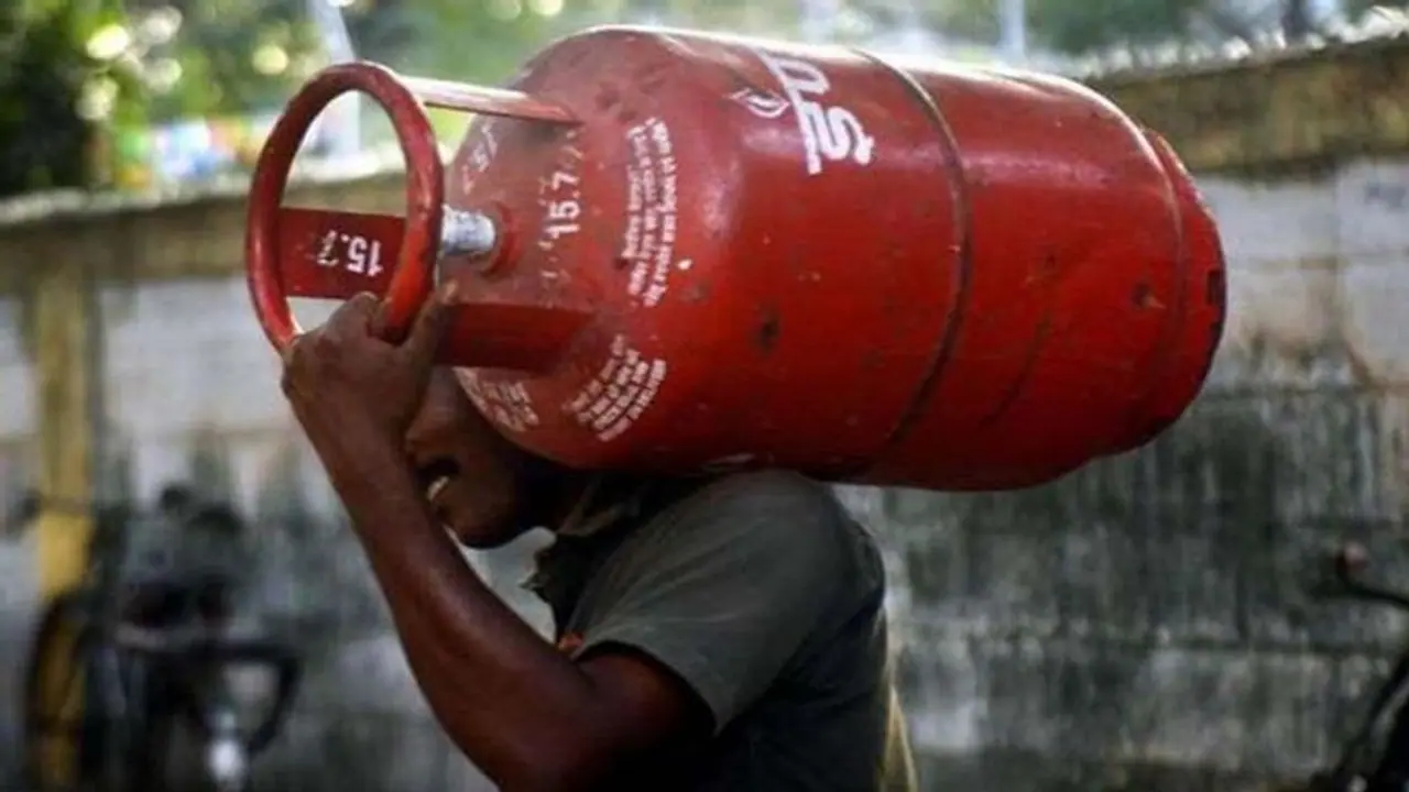 LPG Cylinder Price Hike:ಜನಸಾಮಾನ್ಯರಿಗೆ ಮತ್ತೊಂದು ಶಾಕ್; ಗೃಹ ಬಳಕೆ ಎಲ್ ಪಿಜಿ ಸಿಲಿಂಡರ್ ಬೆಲೆ 50 ರೂ. ಹೆಚ್ಚಳ
