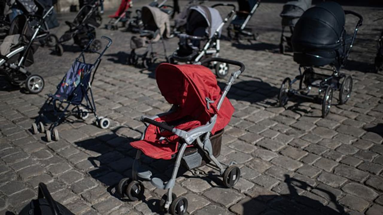 వీళ్లేం తల్లిదండ్రులు?.. విమాన టికెట్ కొనాల్సి వస్తుందని యేడాది వయసున్న బిడ్డను ఎయిర్ పోర్టులో వదిలేసి పరార్..