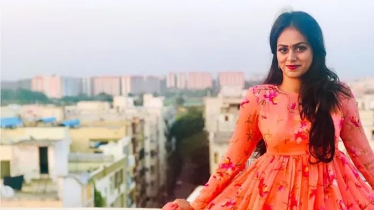 గచ్చిబౌలి రోడ్డు ప్రమాదం : జూనియర్ ఆర్టిస్ట్ గాయత్రి మృతదేహాన్ని అప్పగించని పోలీసులు.. వివాదం గచ్చిబౌలి రోడ్డు ప్రమాదం : జూనియర్ ఆర్టిస్ట్ గాయత్రి మృతదేహాన్ని అప్పగించని పోలీసులు.. వివాదం