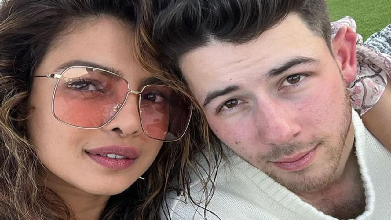 पहले गाल से मला गुलाल..फिर लिप पर कर लिया Kiss, Priyanka chopra होली के दिन पति निक के साथ हुईं मदहोश