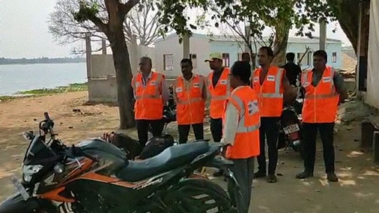 হোলির রং ওঠাতে নদীতে তলিয়ে মৃত্যু যুবকের, উদ্ধার করতে গিয়ে অসুস্থ আরও ১ হোলির রং ওঠাতে নদীতে তলিয়ে মৃত্যু যুবকের, উদ্ধার করতে গিয়ে অসুস্থ আরও ১