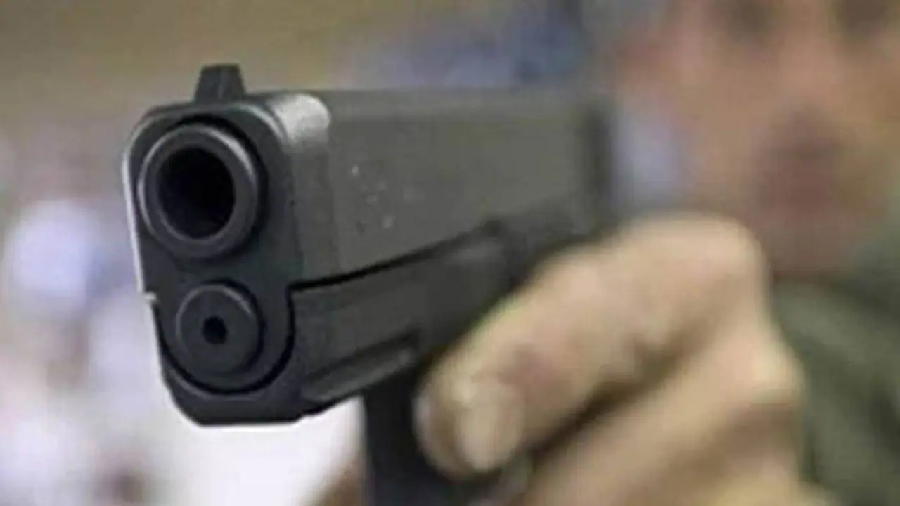 ഉറങ്ങിക്കിടന്ന അച്ഛനെയും അമ്മയെയും മകൻ വെടിവെച്ച് കൊന്നു, ഹോട്ടൽ എഴുതി നൽകാൻ വിസമ്മതിച്ചതിന് ഉറങ്ങിക്കിടന്ന അച്ഛനെയും അമ്മയെയും മകൻ വെടിവെച്ച് കൊന്നു, ഹോട്ടൽ എഴുതി നൽകാൻ വിസമ്മതിച്ചതിന്