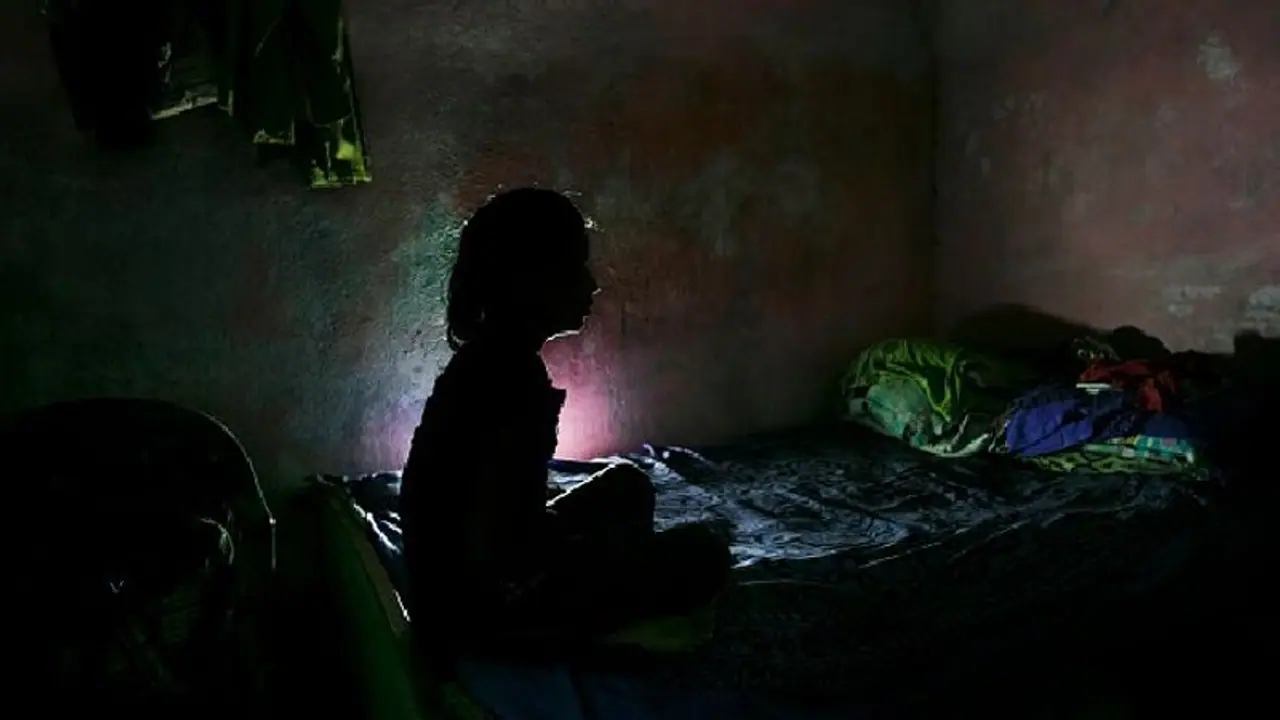 நாங்க உங்களை படிக்க வைக்குறோம்.. வாங்க பழகலாம் என்று கூறி 2 சிறுமிகளை விடிய விடிய சீரழித்த காம கொடூரர்கள் !!