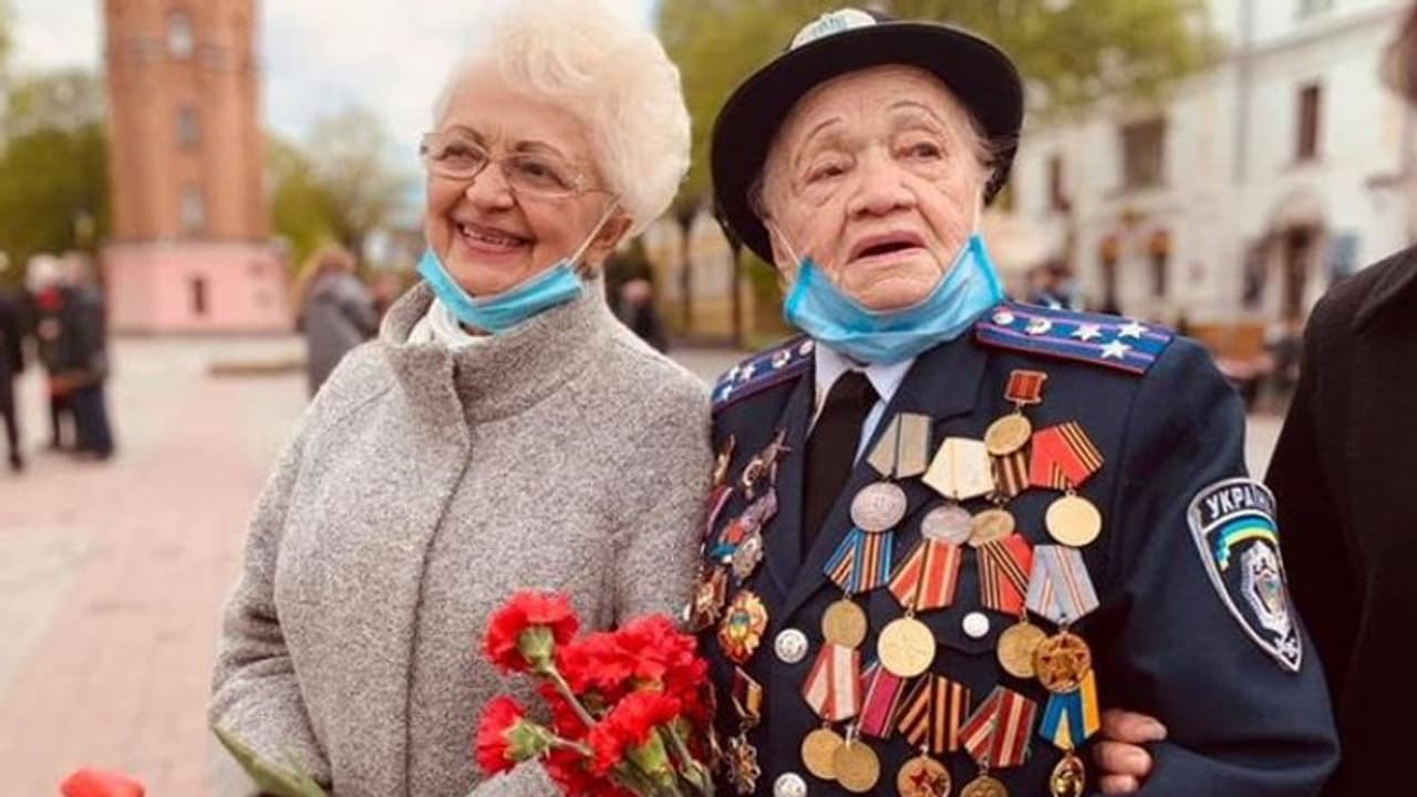 দ্বিতীয় বিশ্ব যুদ্ধের অভিজ্ঞতা রয়েছে, এটা জানিয়ে ইউক্রেন সেনা বাহিনীতে দরখাস্ত ৯৮এর বৃদ্ধার