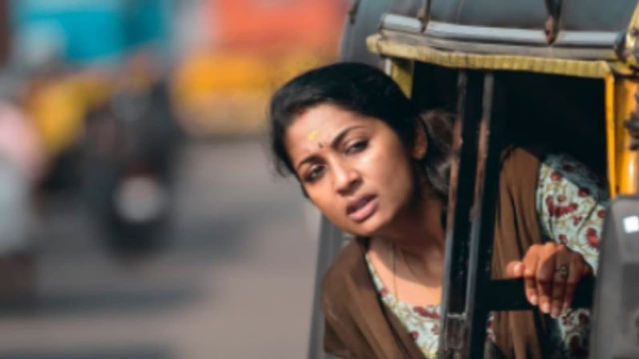 Oruthee review : നീതിക്കായി 'ഒരുത്തീ', തിരിച്ചുവരവിലും വിസ്മയിപ്പിച്ച് നവ്യാ നായര് റിവ്യു Oruthee review : നീതിക്കായി 'ഒരുത്തീ', തിരിച്ചുവരവിലും വിസ്മയിപ്പിച്ച് നവ്യാ നായര് റിവ്യു