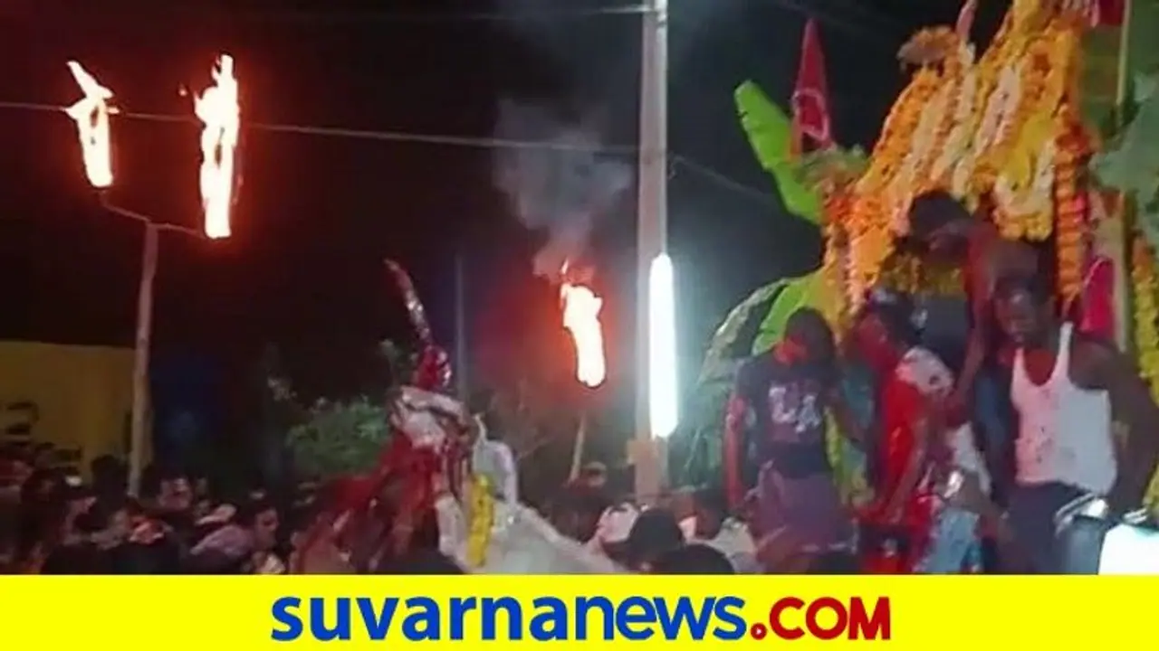 ಹರಕೆ ಕುರಿಗಳ ಕತ್ತು ಕಚ್ಚಿ ರಕ್ತ ಹೀರಿ ಕೊಡುವ ಅರ್ಚಕ ಹರಕೆ ಕುರಿಗಳ ಕತ್ತು ಕಚ್ಚಿ ರಕ್ತ ಹೀರಿ ಕೊಡುವ ಅರ್ಚಕ