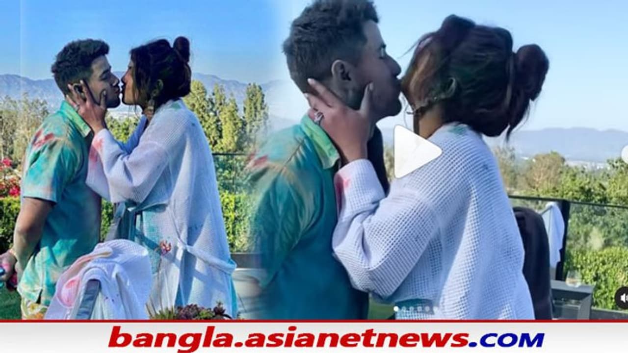 ‘দেশি’ স্টাইলে হোলিতে মাতলেন প্রিয়াঙ্কা, আবির মাখা চুম্বনে ভরিয়ে দিলেন নিককে