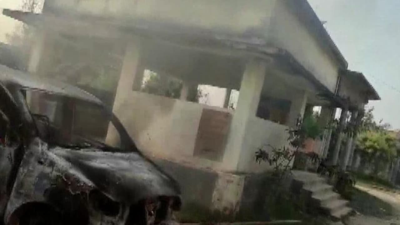 Bihar: पुलिस कस्टडी में युवक की मौत, गुस्साएं ग्रामीणों ने थाना फूंका, पुलिसवाले को कूच कर मार डाला, कई घायल