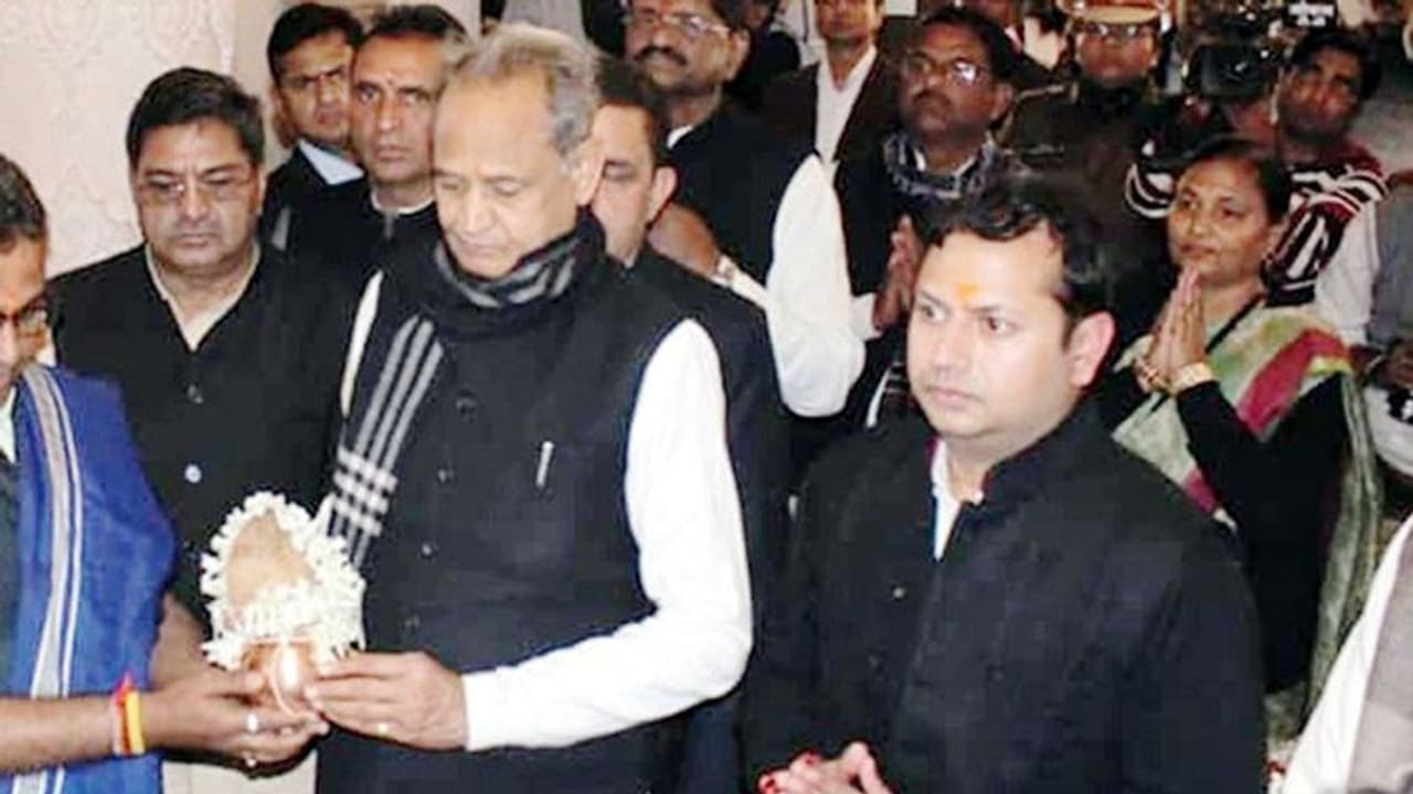 मुश्किल में राजस्थान के CM अशोक गहलोत, बेटे पर धोखाधड़ी के आरोप के बाद बीजेपी हमलावर, जानिए क्या है पूरा मामला मुश्किल में राजस्थान के CM अशोक गहलोत, बेटे पर धोखाधड़ी के आरोप के बाद बीजेपी हमलावर, जानिए क्या है पूरा मामला