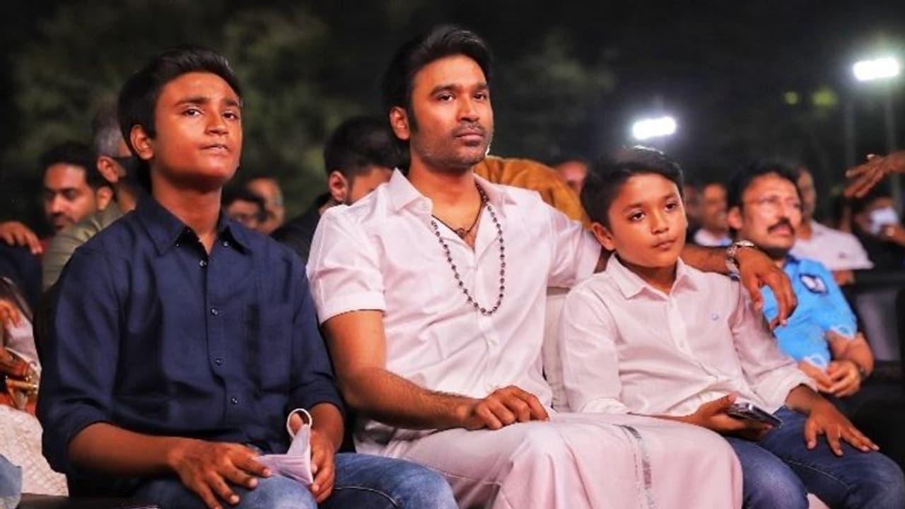 மகன்களுக்காக எழுதிய தாலாட்டு பாடலை கச்சேரியில் பாடிய தனுஷ்! கேட்டதும் மெய்சிலிர்த்து போன இளையராஜா வைரல் video