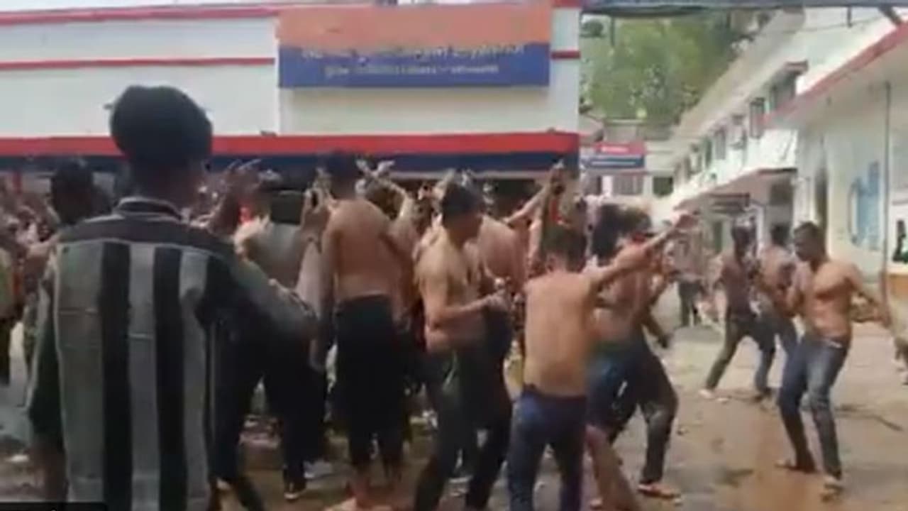 प्रदेश भर के थानों में वर्दी वालों ने जमकर खेली होली, लखनऊ के इस थाने का वीडियो हुआ वायरल प्रदेश भर के थानों में वर्दी वालों ने जमकर खेली होली, लखनऊ के इस थाने का वीडियो हुआ वायरल