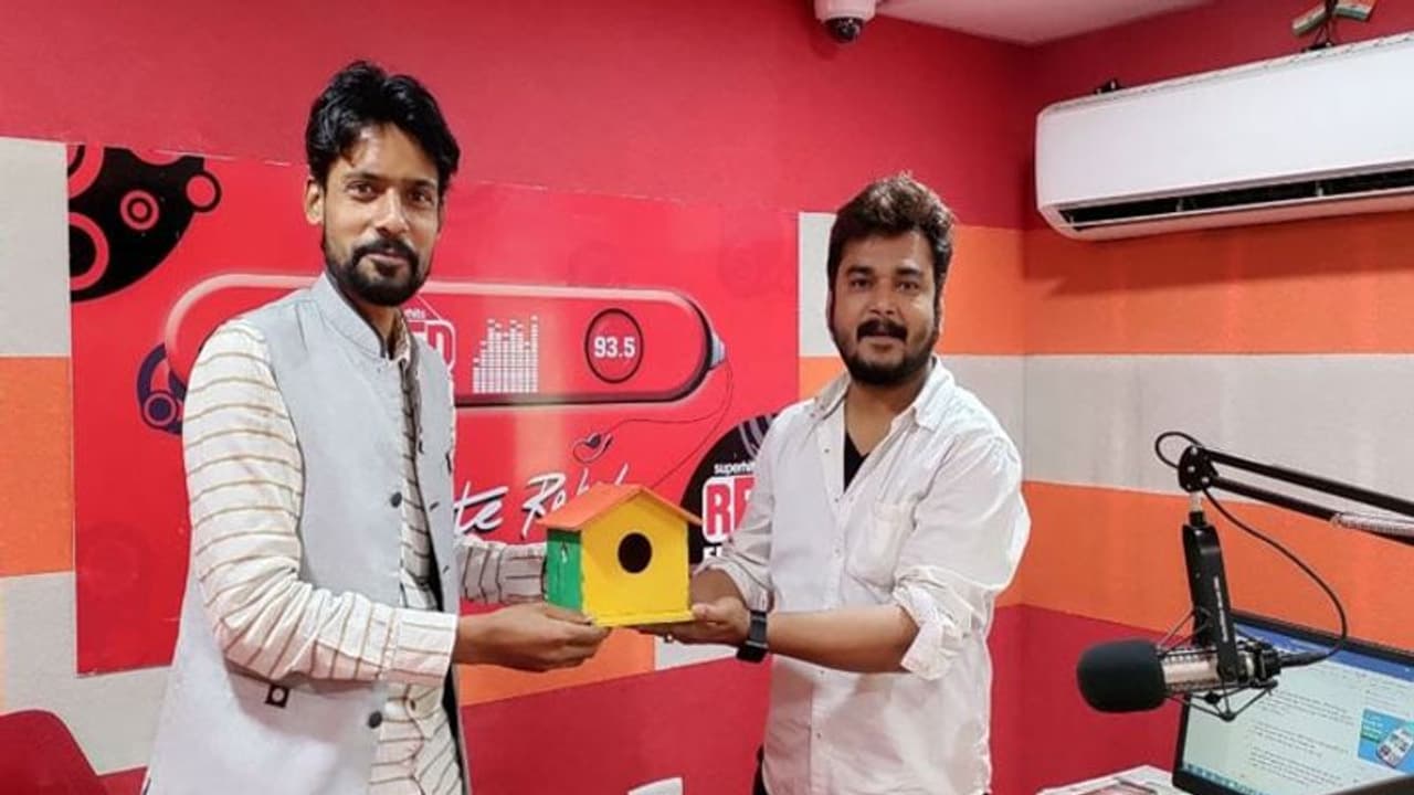 विश्व गौरैया दिवस पर वीवंडर फाउंडेशन टीम की कोशिशें लाई रंग, घर आंगन में फिर चहकी गौरैया विश्व गौरैया दिवस पर वीवंडर फाउंडेशन टीम की कोशिशें लाई रंग, घर आंगन में फिर चहकी गौरैया