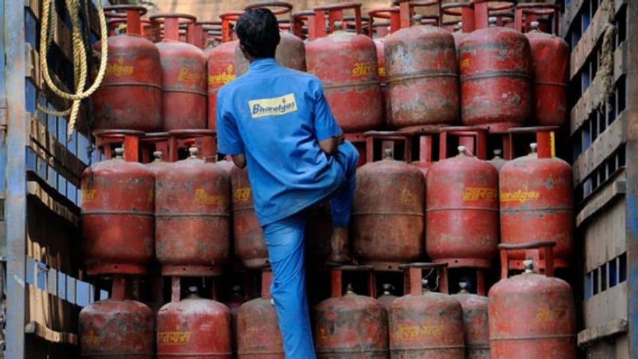 Price Hike ವಾಣಿಜ್ಯ ಬಳಕೆ ಸಿಲಿಂಡರ್ ಬೆಲೆಯಲ್ಲಿ 250 ರೂಪಾಯಿ ಏರಿಕೆ, ಒಂದು ಸಿಲಿಂಡರ್ ಬೆಲೆ 2250 ರೂಪಾಯಿ! Price Hike ವಾಣಿಜ್ಯ ಬಳಕೆ ಸಿಲಿಂಡರ್ ಬೆಲೆಯಲ್ಲಿ 250 ರೂಪಾಯಿ ಏರಿಕೆ, ಒಂದು ಸಿಲಿಂಡರ್ ಬೆಲೆ 2250 ರೂಪಾಯಿ!