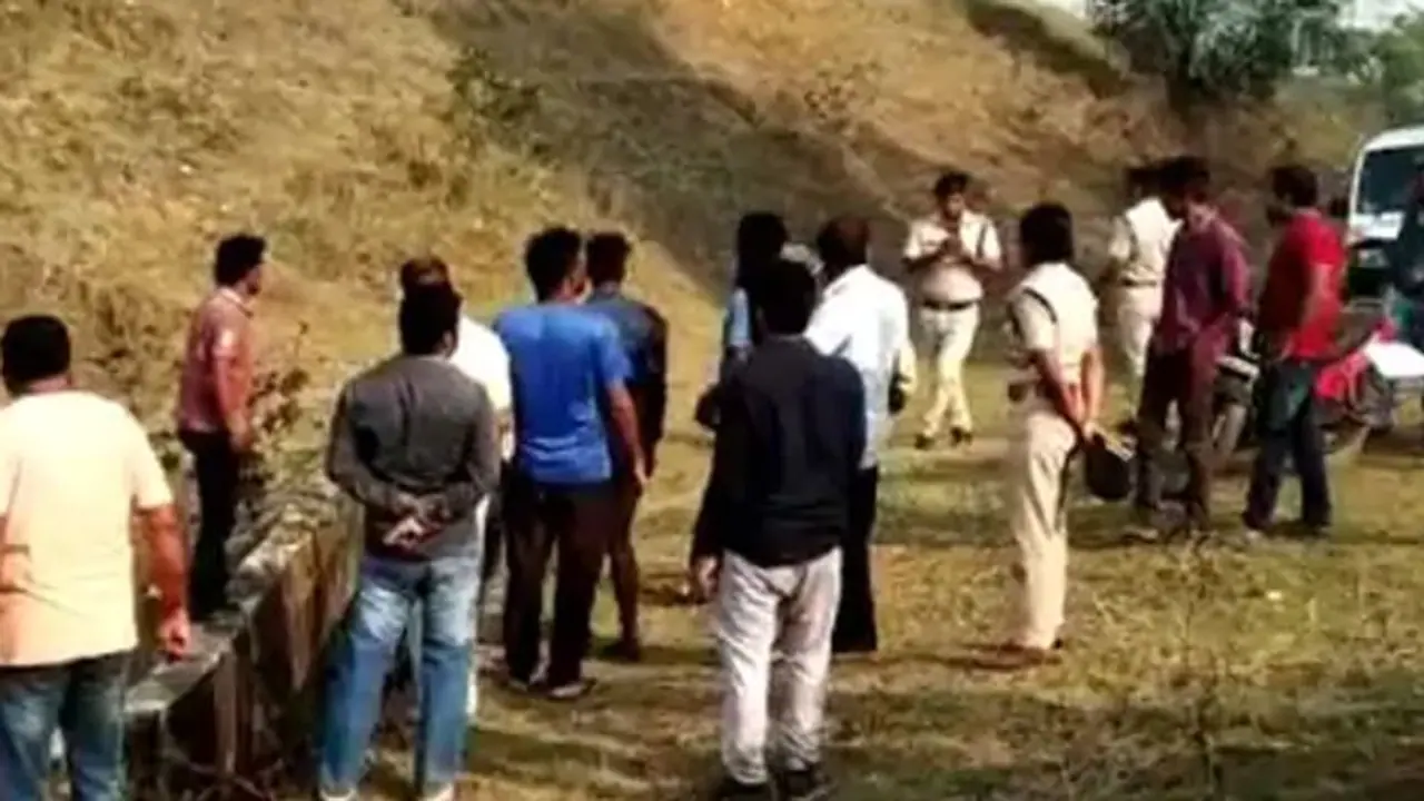 बिहार में निर्भया जैसी दरिंदगी: होली खेलने निकली बच्ची से रेप, आखें फोड़ की हत्या, फिर न्यूड कर दफना दी लाश बिहार में निर्भया जैसी दरिंदगी: होली खेलने निकली बच्ची से रेप, आखें फोड़ की हत्या, फिर न्यूड कर दफना दी लाश