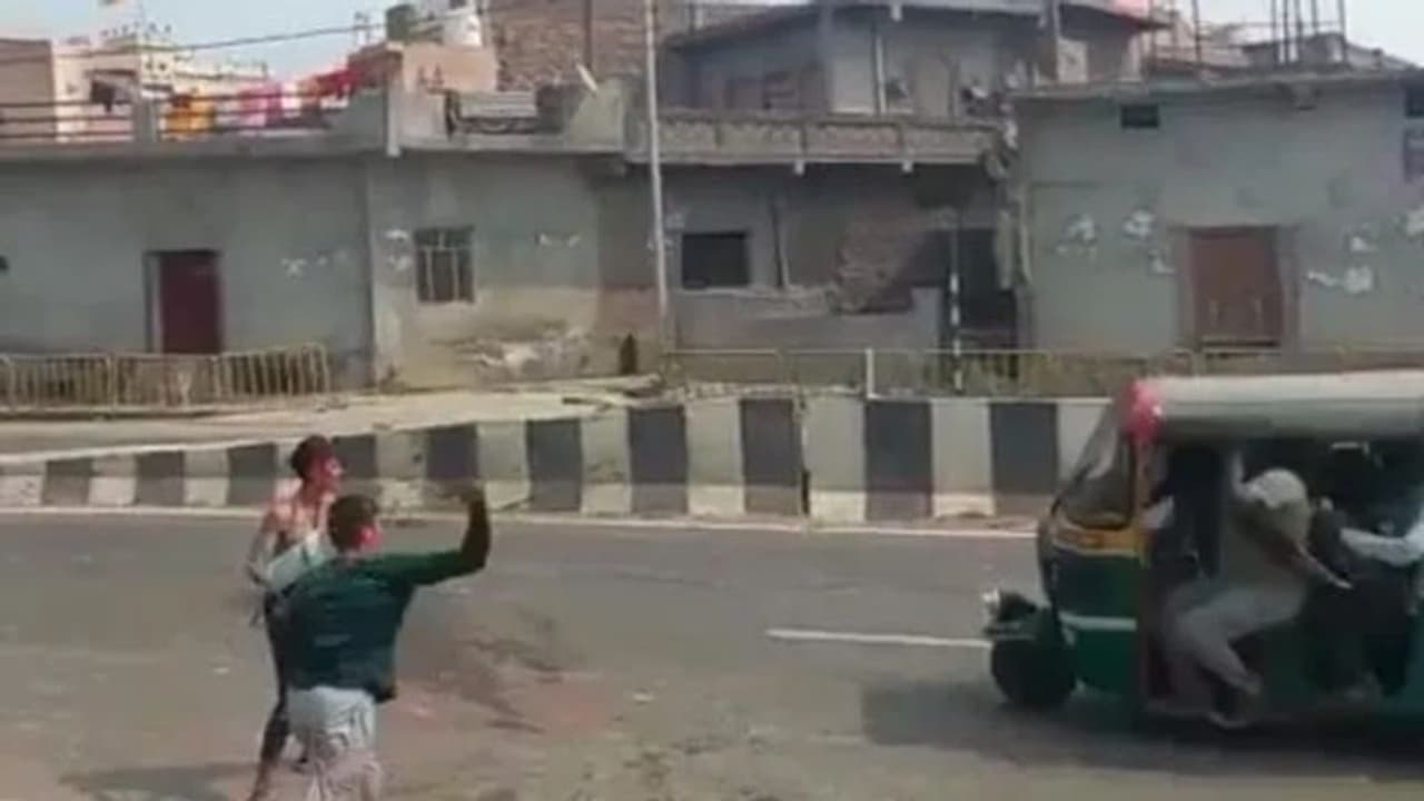 ഓട്ടോയ്ക്ക് നേരെ വാട്ടർ ബലൂൺ എറിഞ്ഞു, ബാലൻസ് തെറ്റി മറിഞ്ഞ് അപകടം ഓട്ടോയ്ക്ക് നേരെ വാട്ടർ ബലൂൺ എറിഞ്ഞു, ബാലൻസ് തെറ്റി മറിഞ്ഞ് അപകടം