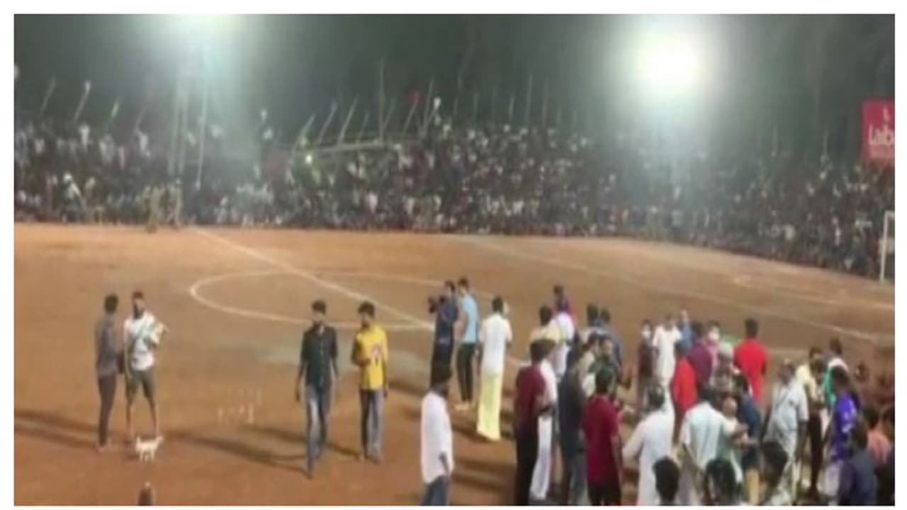 Football Gallery: ఫుట్బాల్ మ్యాచ్ చూస్తుండగా కుప్పకూలిన గ్యాలరీ.. 200 మందికి గాయాలు.. కేరళలో తీవ్ర విషాదం Football Gallery: ఫుట్బాల్ మ్యాచ్ చూస్తుండగా కుప్పకూలిన గ్యాలరీ.. 200 మందికి గాయాలు.. కేరళలో తీవ్ర విషాదం