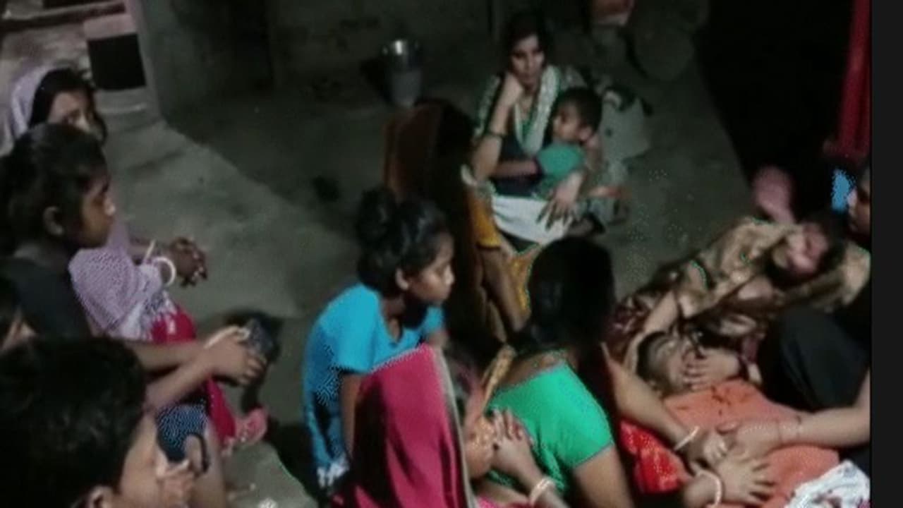 बिहार में कहर बरपा रही जहरीली शराब, 13 लोगों की मौत, कई जिदंगी की जंग लड़ रहे..छाती पीट बिलख रहे परिवार बिहार में कहर बरपा रही जहरीली शराब, 13 लोगों की मौत, कई जिदंगी की जंग लड़ रहे..छाती पीट बिलख रहे परिवार