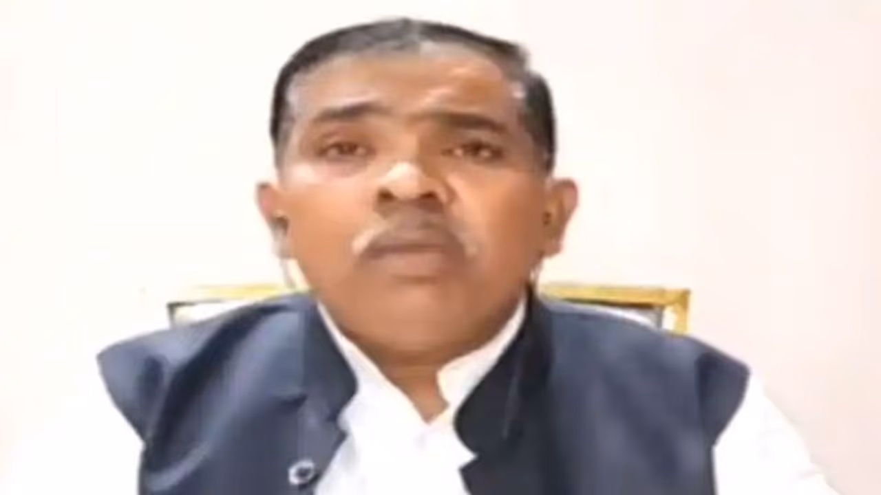 महान दल के अध्यक्ष केशव देव मौर्य ने कहा SP को हार से शर्माना नहीं चाहिए, कमी पर ध्यान देना चाहिए महान दल के अध्यक्ष केशव देव मौर्य ने कहा SP को हार से शर्माना नहीं चाहिए, कमी पर ध्यान देना चाहिए