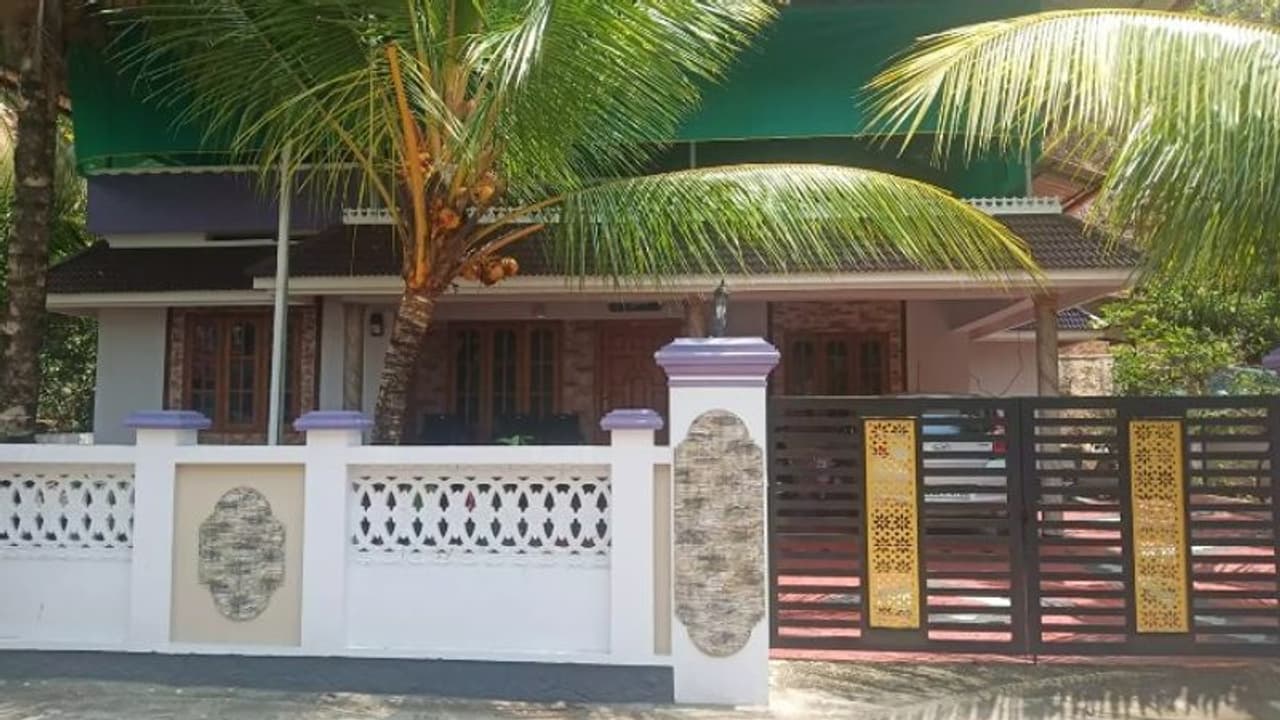 'അനുകൂലികൾ വാങ്ങൂ, മൂന്നിരട്ടി ലാഭം നേടൂ', കെ റെയിൽ പാതയിൽ ഉൾപ്പെടുന്ന ഭൂമി വിൽക്കാൻ വച്ച് മടപ്പള്ളി സ്വദേശി