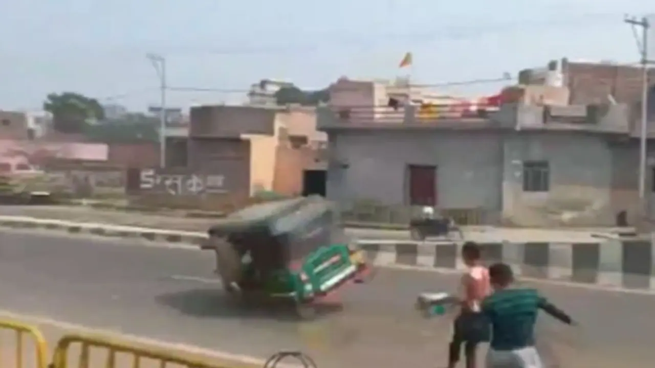 बागपत में चलती ऑटो पर बच्चों ने फेंका पानी भरा गुब्बारा, हुआ ये हाल बागपत में चलती ऑटो पर बच्चों ने फेंका पानी भरा गुब्बारा, हुआ ये हाल