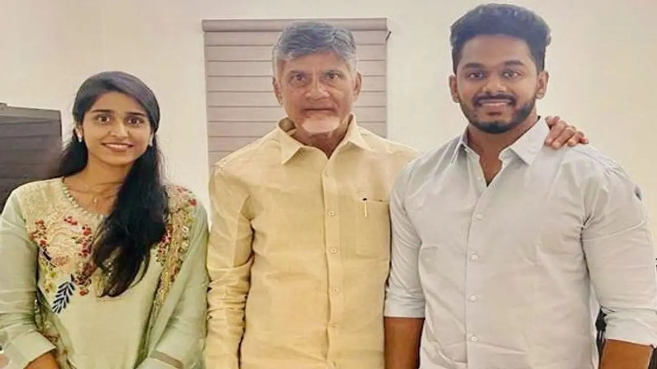 వియ్యంకులు కాబోతున్న టీడీపీ నేతలు.. పిల్లల నిశ్చితార్థ వేడుకకు చంద్రబాబుకు ఆహ్వానం వియ్యంకులు కాబోతున్న టీడీపీ నేతలు.. పిల్లల నిశ్చితార్థ వేడుకకు చంద్రబాబుకు ఆహ్వానం