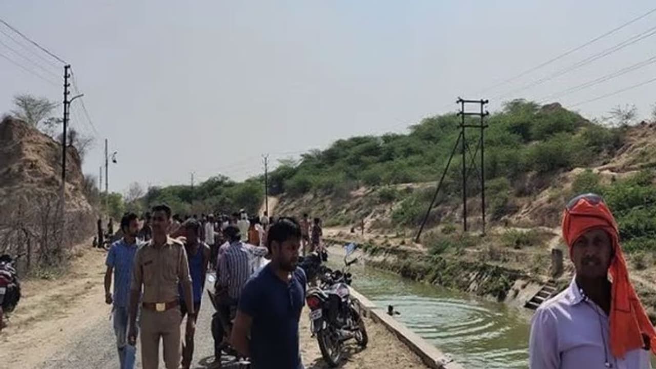 आगरा में बड़ा हादसा: चंबल नदी में डूबते दोस्त को बचाने के लिए खूदे 3 लोगों की मौत, जानें हुआ क्या आगरा में बड़ा हादसा: चंबल नदी में डूबते दोस्त को बचाने के लिए खूदे 3 लोगों की मौत, जानें हुआ क्या