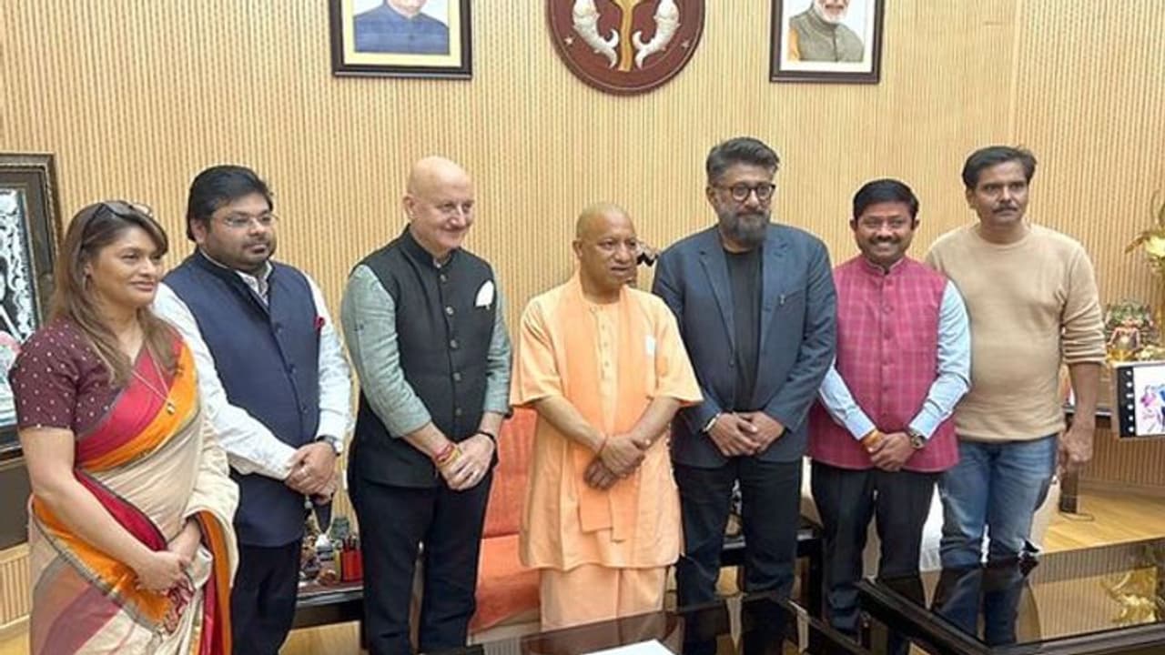 'द कश्मीर फाइल्स' फिल्म की टीम से मिले यूपी के कार्यवाहक CM योगी, कहा देश को जागरूक कर रहा चलचित्र 'द कश्मीर फाइल्स' फिल्म की टीम से मिले यूपी के कार्यवाहक CM योगी, कहा देश को जागरूक कर रहा चलचित्र