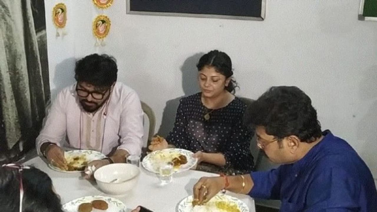 বালিগঞ্জে খাওয়া দাওয়া সারলেন সস্ত্রীক বাবুল সুপ্রিয়, গাইলেন গান, দিলেন 'উন্নয়নের' প্রতিশ্রুতি বালিগঞ্জে খাওয়া দাওয়া সারলেন সস্ত্রীক বাবুল সুপ্রিয়, গাইলেন গান, দিলেন 'উন্নয়নের' প্রতিশ্রুতি