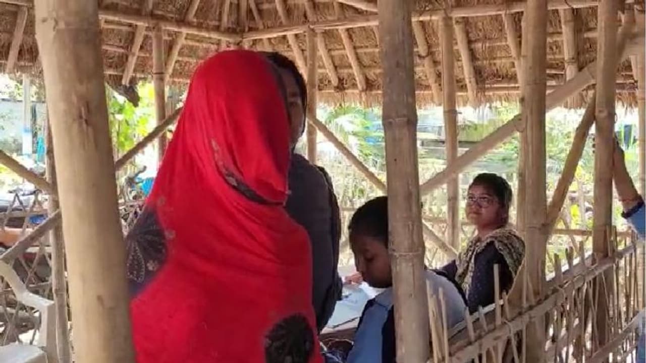 হোলি খেলার সুযোগে নাবালিকাকে টেনে হিঁচড়ে জঙ্গলে নিয়ে যায় যুবক, শিউরে ওঠা ঘটনা মালদহে হোলি খেলার সুযোগে নাবালিকাকে টেনে হিঁচড়ে জঙ্গলে নিয়ে যায় যুবক, শিউরে ওঠা ঘটনা মালদহে