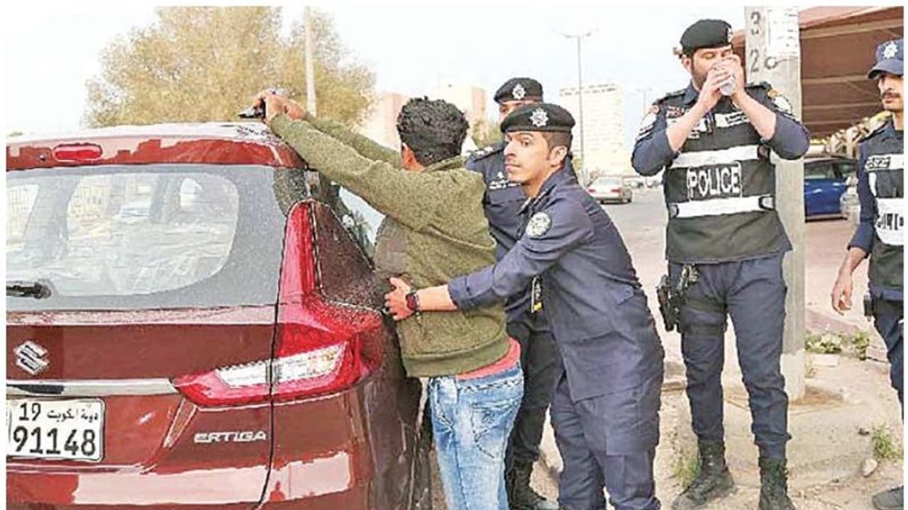 പത്ത് വര്ഷമായി അനധികൃതമായി താമസിച്ചുവരികയായിരുന്ന പ്രവാസിയെ വാഹന പരിശോധനയ്ക്കിടെ പിടികൂടി പത്ത് വര്ഷമായി അനധികൃതമായി താമസിച്ചുവരികയായിരുന്ന പ്രവാസിയെ വാഹന പരിശോധനയ്ക്കിടെ പിടികൂടി