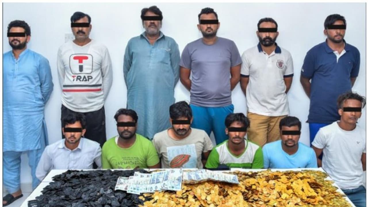 ഉപഭോക്താക്കള്ക്ക് നല്കാന് വ്യാജ സ്വര്ണം; അന്വേഷണത്തില് കുടുങ്ങിയത് തട്ടിപ്പുകാരുടെ വന് സംഘം ഉപഭോക്താക്കള്ക്ക് നല്കാന് വ്യാജ സ്വര്ണം; അന്വേഷണത്തില് കുടുങ്ങിയത് തട്ടിപ്പുകാരുടെ വന് സംഘം