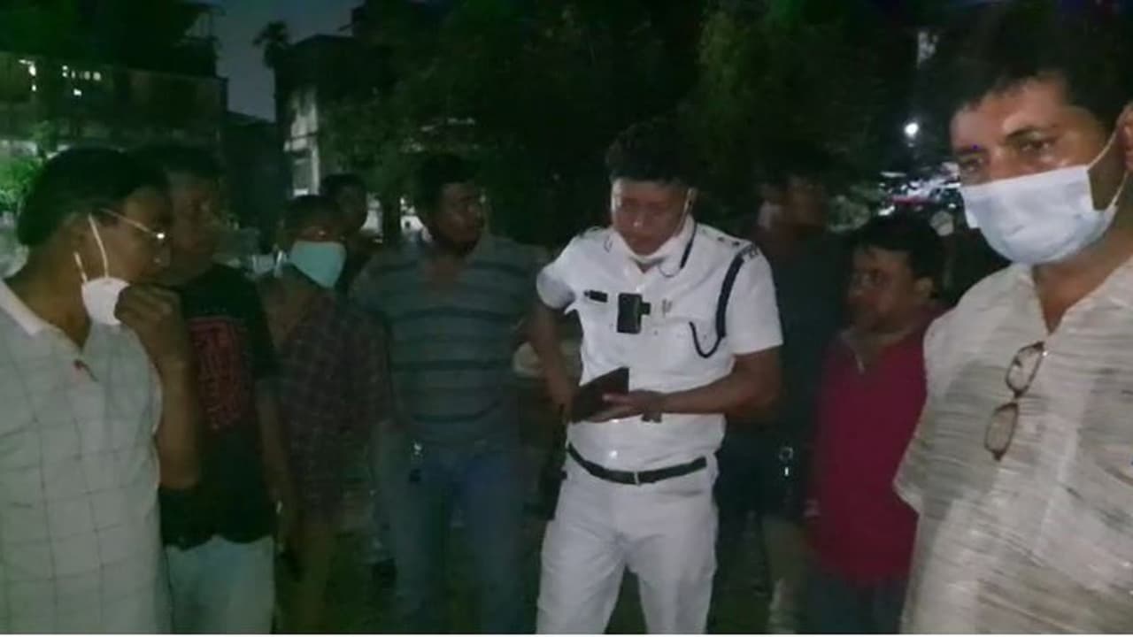 দেবদারু ফটক ক্লাবের মাঠে স্বামী স্ত্রীর মধ্যে ঝগড়া চরমে, আচমকাই গায়ে আগুন মহিলার