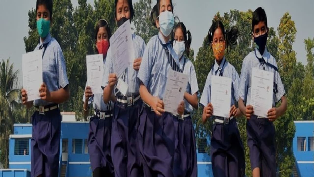 এবার স্কুল ইউনিফর্মও নীল সাদা, থাকবে বিশ্ববাংলার লোগো, শিক্ষা কমিশনের তরফে জারি নোটিস এবার স্কুল ইউনিফর্মও নীল সাদা, থাকবে বিশ্ববাংলার লোগো, শিক্ষা কমিশনের তরফে জারি নোটিস