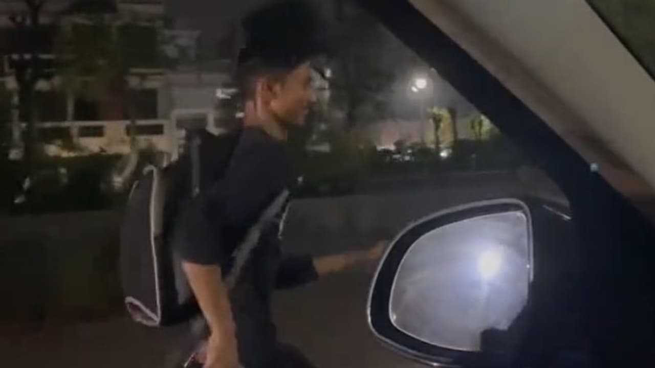 মধ্যরাতের দৌড়, নয়ডার রাস্তায় ছুটেই ভাইরাল বছর ১৯ এর এক তরুণ মধ্যরাতের দৌড়, নয়ডার রাস্তায় ছুটেই ভাইরাল বছর ১৯ এর এক তরুণ