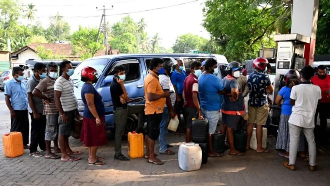 sri lanka crisis: டீ ரூ.100,பால்பவுடர் ரூ.250: நசுங்கும் இலங்கைப் பொருளதாரம்: பணமில்லாததால் தேர்வு ரத்து sri lanka crisis: டீ ரூ.100,பால்பவுடர் ரூ.250: நசுங்கும் இலங்கைப் பொருளதாரம்: பணமில்லாததால் தேர்வு ரத்து