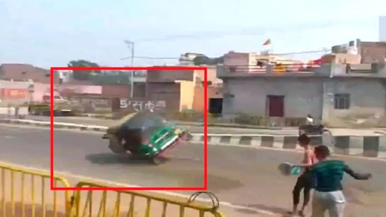 Viral Video : ஒரே ஒரு சின்ன பலூன்..மொத்த ஆட்டோவும் க்ளோஸ் !! அச்சச்சோ.. வைரலாகும் வீடியோ !! Viral Video : ஒரே ஒரு சின்ன பலூன்..மொத்த ஆட்டோவும் க்ளோஸ் !! அச்சச்சோ.. வைரலாகும் வீடியோ !!