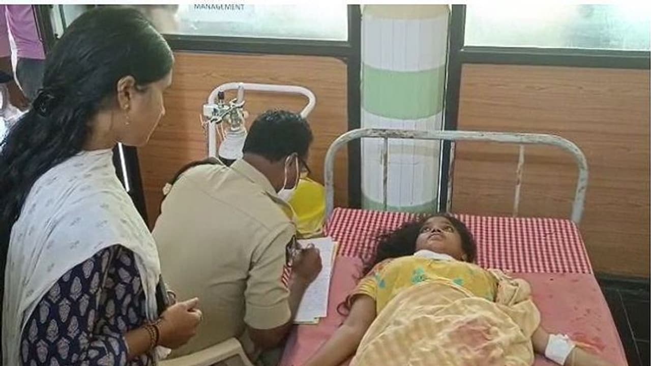 నెల్లూరులో దారుణం.. ప్రేమకు ఒప్పుకోలేదని యువతి గొంతు కోసిన ప్రేమోన్మాది.. నెల్లూరులో దారుణం.. ప్రేమకు ఒప్పుకోలేదని యువతి గొంతు కోసిన ప్రేమోన్మాది..