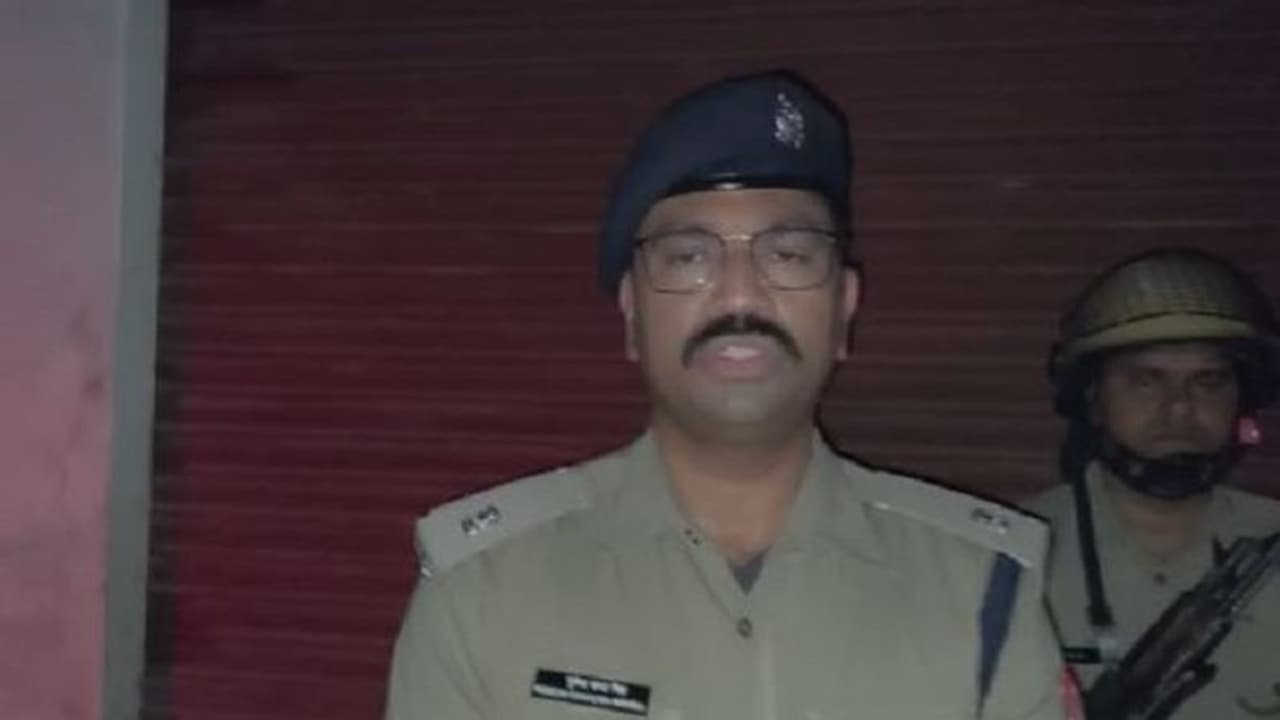देर रात महिला को बचाने पहुंचे पुलिसकर्मियों से भीड़ ने छीनी पिस्टल, हड़कंप मचते ही पहुंची कई थानों की फोर्स देर रात महिला को बचाने पहुंचे पुलिसकर्मियों से भीड़ ने छीनी पिस्टल, हड़कंप मचते ही पहुंची कई थानों की फोर्स