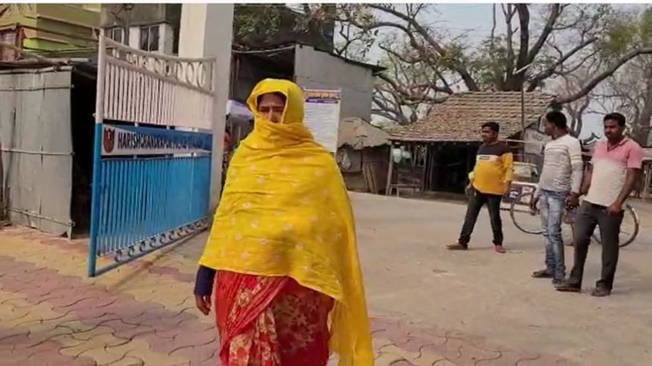 বন্যাত্রাণের টাকা তছরুপের অভিযোগ, 'মুখ ঢেকে' থানায় আত্মসমর্পণ তৃণমূলের পঞ্চায়েত কর্মাধ্যক্ষের বন্যাত্রাণের টাকা তছরুপের অভিযোগ, 'মুখ ঢেকে' থানায় আত্মসমর্পণ তৃণমূলের পঞ্চায়েত কর্মাধ্যক্ষের