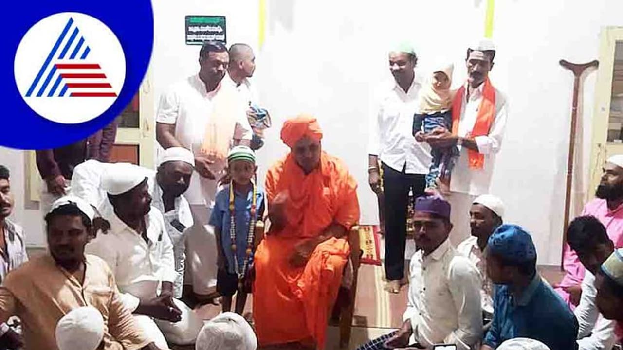 ಕೊಪ್ಪಳದ ಗವಿಸಿದ್ದೇಶ್ವರ ಸ್ವಾಮೀಜಿ ಮಸೀದಿಗೆ ಭೇಟಿ ಕೊಪ್ಪಳದ ಗವಿಸಿದ್ದೇಶ್ವರ ಸ್ವಾಮೀಜಿ ಮಸೀದಿಗೆ ಭೇಟಿ