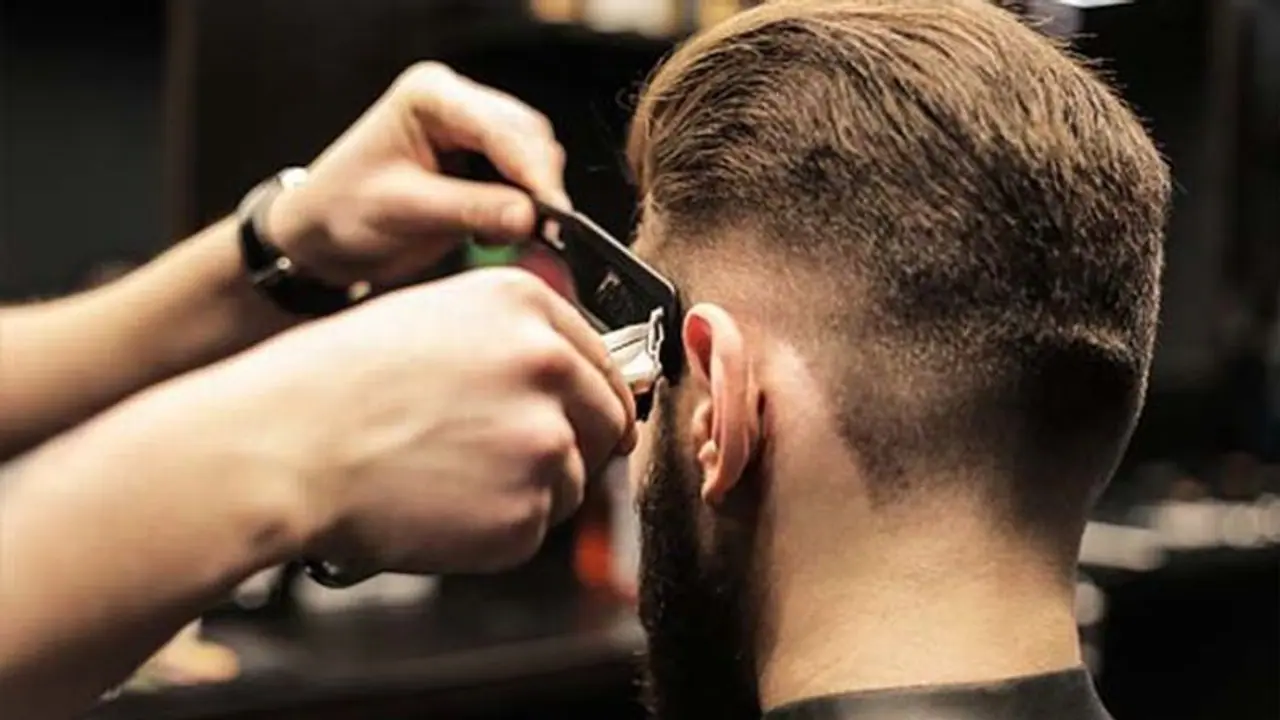 एक व्यक्ति ने दुकान पर बाल कटवाए और बोला “दुनिया में नाई होते ही नहीं है”…जानिए इसके पहले और बाद में क्या हुआ? एक व्यक्ति ने दुकान पर बाल कटवाए और बोला “दुनिया में नाई होते ही नहीं है”…जानिए इसके पहले और बाद में क्या हुआ?