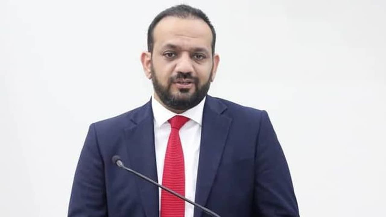 அப்போ நிதியமைச்சர், இப்போ கால் டாக்சி டிரைவர் ஆப்கனின் அரசியல் பாவங்கள்..!