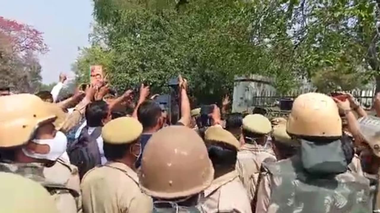 UP MLC Election 2022: फर्रुखाबाद में नामांकन के दौरान भिड़े SP और BJP के समर्थक, जमकर हुई मारपीट UP MLC Election 2022: फर्रुखाबाद में नामांकन के दौरान भिड़े SP और BJP के समर्थक, जमकर हुई मारपीट