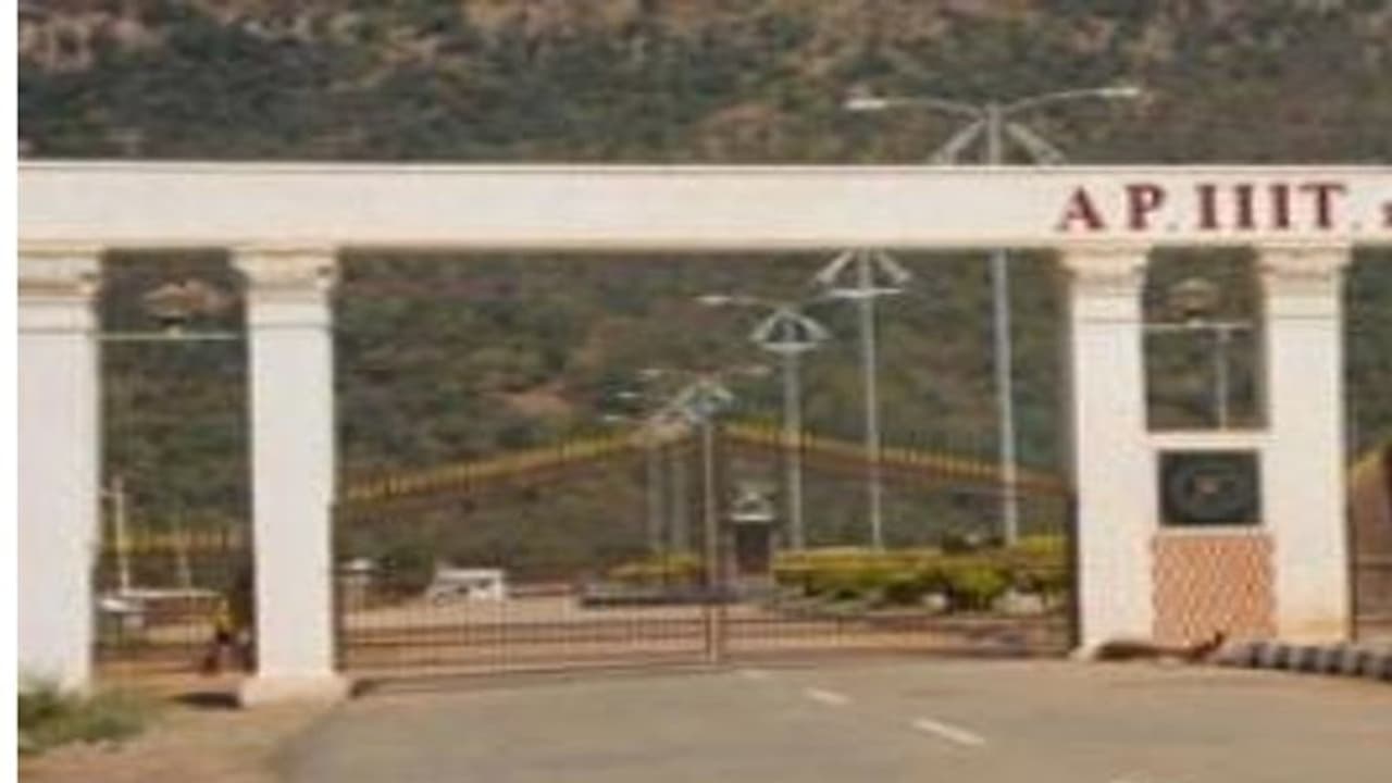 ఇడుపులపాయ ట్రిపుల్ ఐటీలో మరోసారి ఆందోళనకు దిగిన విద్యార్థులు.. కారణమిదే.. ఇడుపులపాయ ట్రిపుల్ ఐటీలో మరోసారి ఆందోళనకు దిగిన విద్యార్థులు.. కారణమిదే..